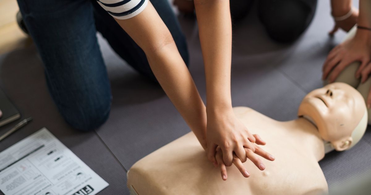 วิธีทำ CPR ที่ถูกต้อง รู้จักขั้นตอนการปั้มหัวใจ การผายปอด