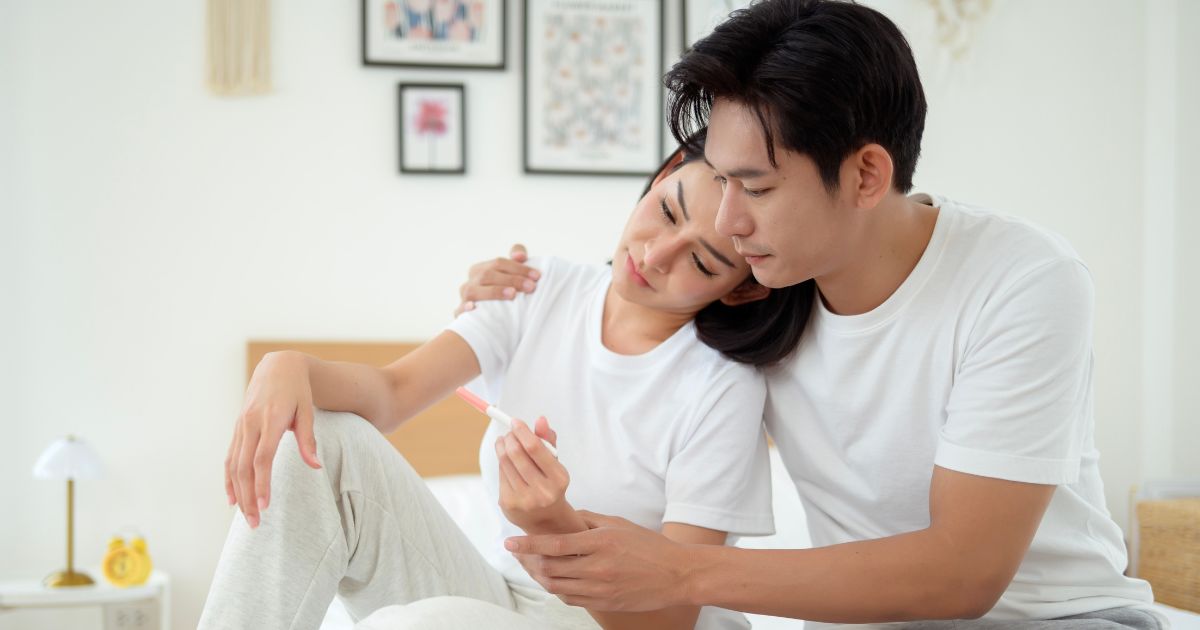 คู่รักชาย หญิง กำลังวิเคราะห์หาสาเหตุที่ทำให้การทำ IVF และ ICSI ล้มเหลวซ้ำหลายครั้ง